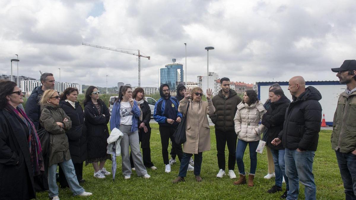 Socios de Galivivienda, delante de una de las parcelas de la cooperativa, en Xuxán.