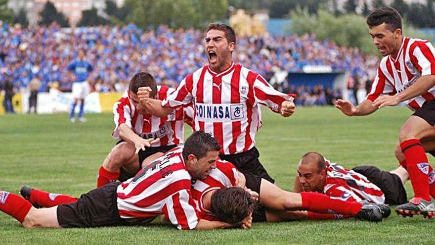 Los jugadores del Atlético Arteixo celebran el gol de Carlocho durante la disputa del partido de ida de la fase de ascenso a Segunda B en 2004.