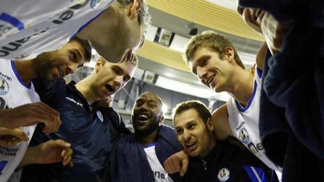 Los jugadores del Meridiano celebran la victoria.