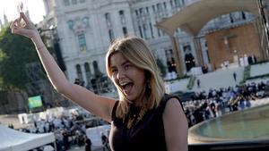 Abril Casals, influencer católica, en el escenario de la misa del papa León XIV en la plaza de Cibeles de Madrid, este domingo.