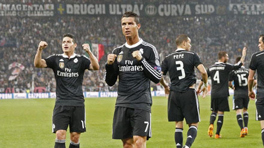 Cristiano celebra un gol con los aficionados blancos.