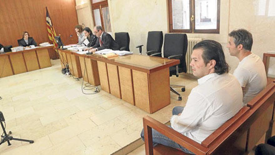 Los dos asaltantes rumanos condenados, durante el juicio celebrado en la Audiencia de Palma.