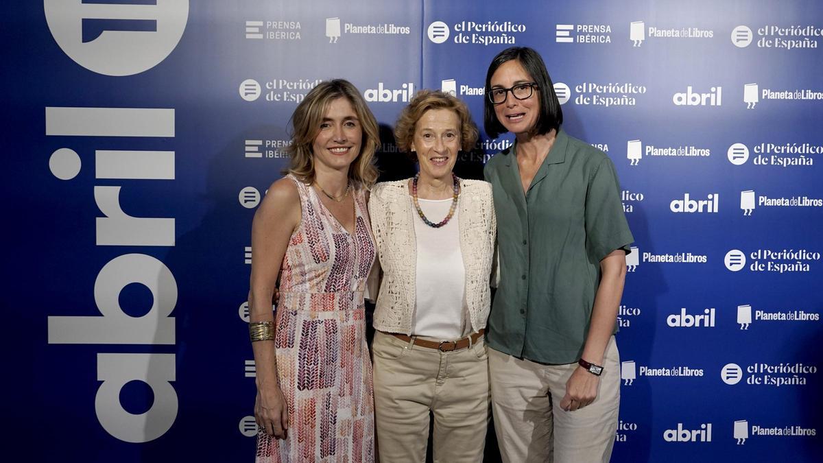 Ainhoa Moll, directora editorial y adjunta a la Presidencia de Prensa Ibérica, junto a la escritora Julia Navarro y la periodista y escritora Inés Martín Rodrigo.