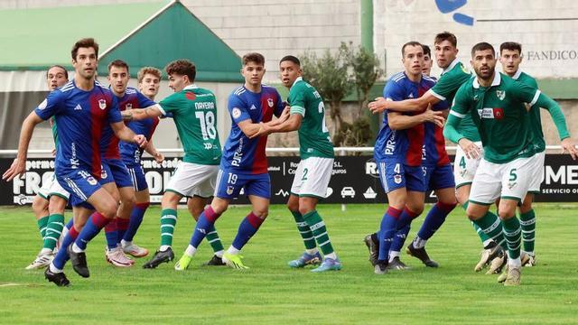 Los jugadores del Coruxo defienden un córner durante el último partido