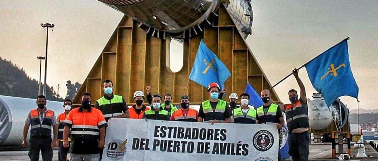 Un grupo de estibadores durante una pasada concentración en el muelle de Valliniello.