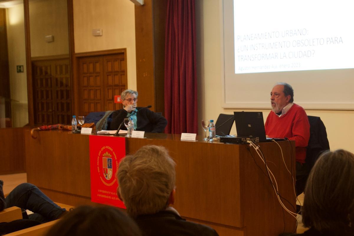 El catedrático Agustín Hernández Aja, en la charla organizada por la UA.