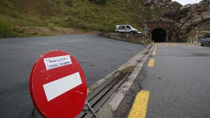 Aparcamiento de la playa del Cuerno, donde hoy se iniciará el montaje de las Fiestas del Túnel.