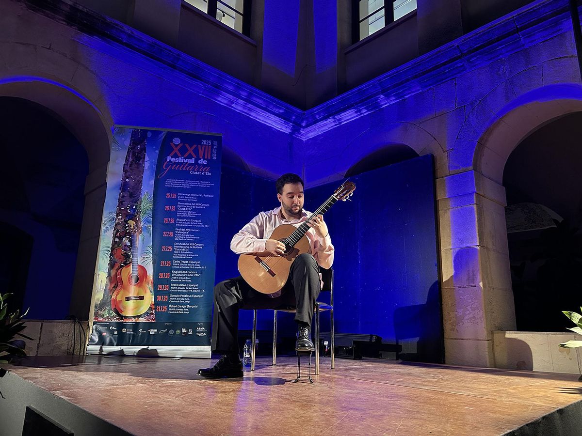 Mario Pino en la final del concurso de guitarra clásica de Elche