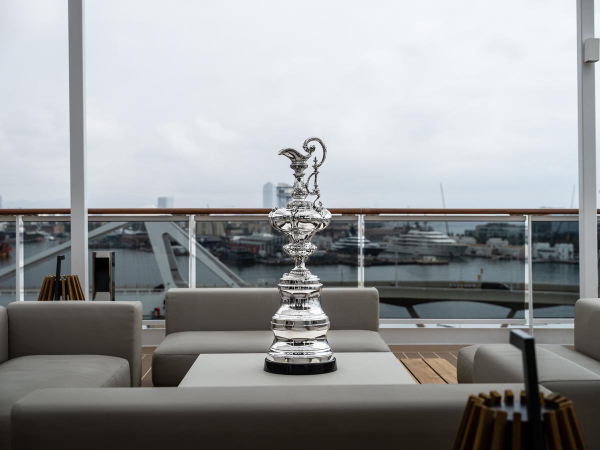 La jarra de las cien guineas, el trofeo de la Copa América de vela, a bordo del crucero Explora de la compañía MSC, en Barcelona.