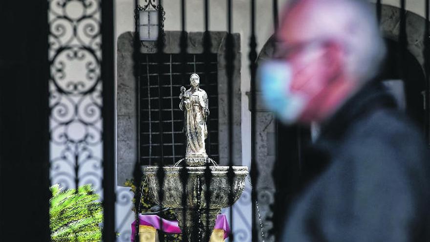 Un hombre pasa frente a la sede del Obispado en La Laguna.