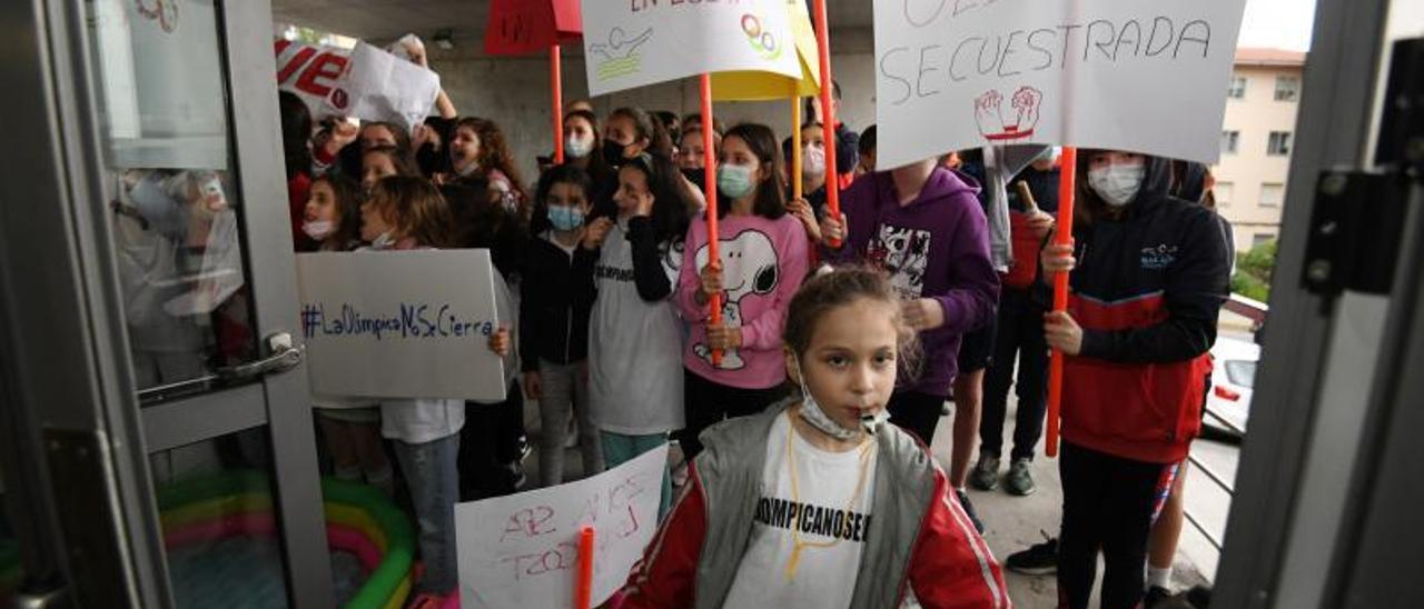 Protestas de los nadadores ante el cierre de la piscina de Pontemuíños.