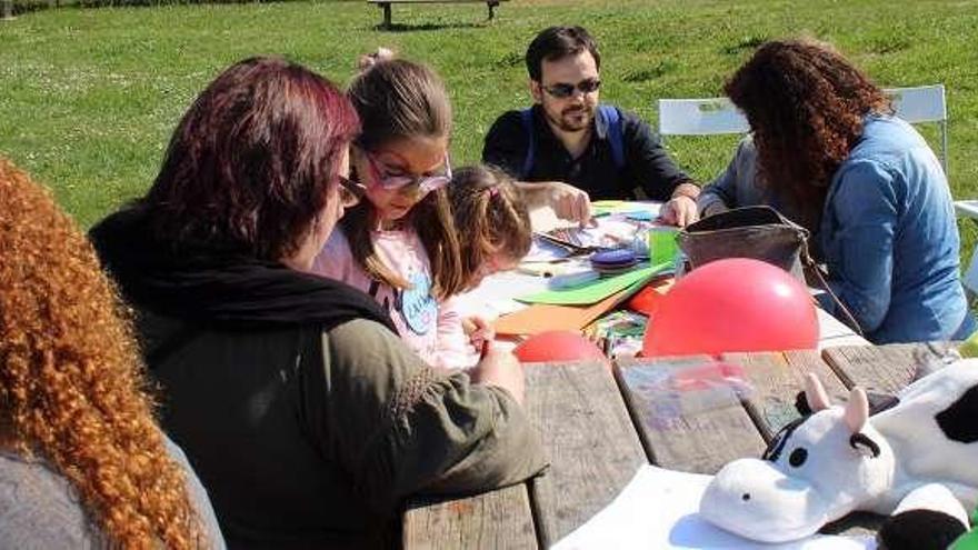 Participantes en la acampada, realizando actividades para los más pequeños.