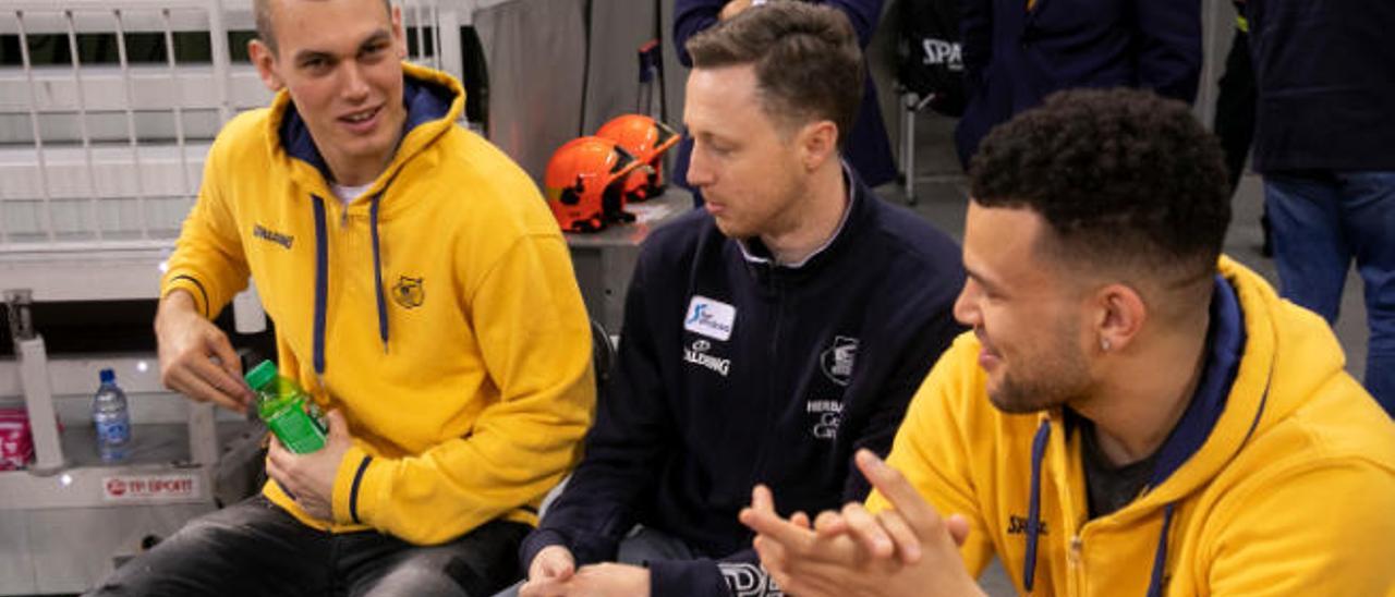 Radicevic (izqda.), junto a Magette (centro) y Nelson, en la zona de jugadores no convocados del Arena.