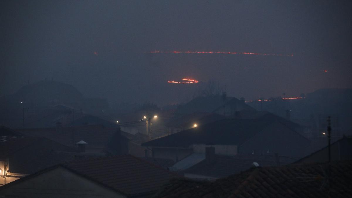 Ferreras de Abajo, amenazada por las llamas del incendio en Sierra de la Culebra.