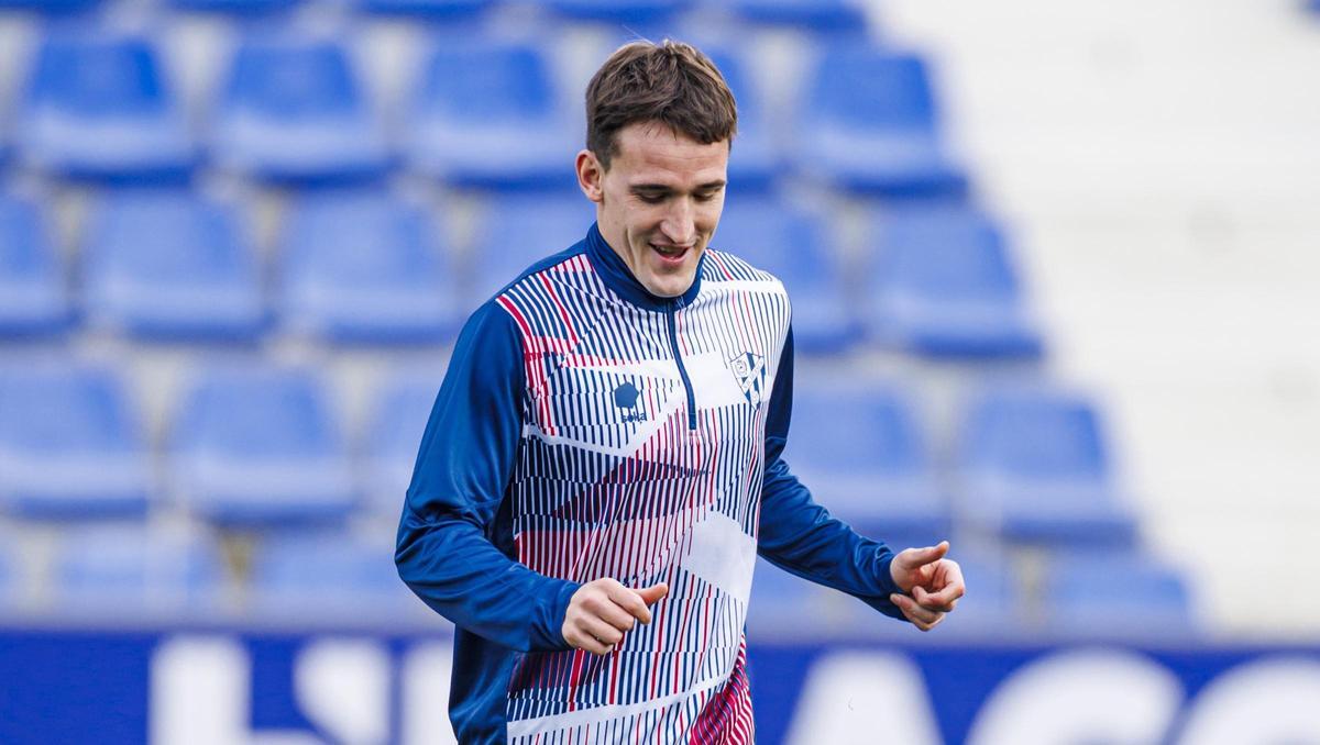 Iker Kortajarena, durante un calentamiento en un partido esta temporada.