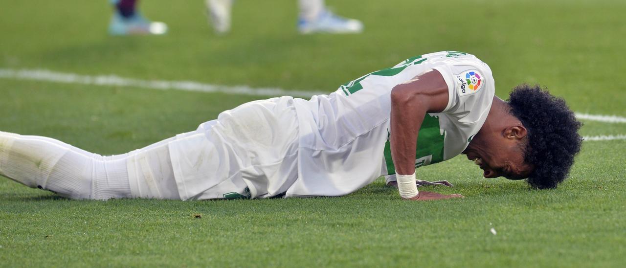 El colombiano Mojica intenta levantarse del suelo tras una acción ofensiva en el tramo final del partido contra la Real Sociedad.