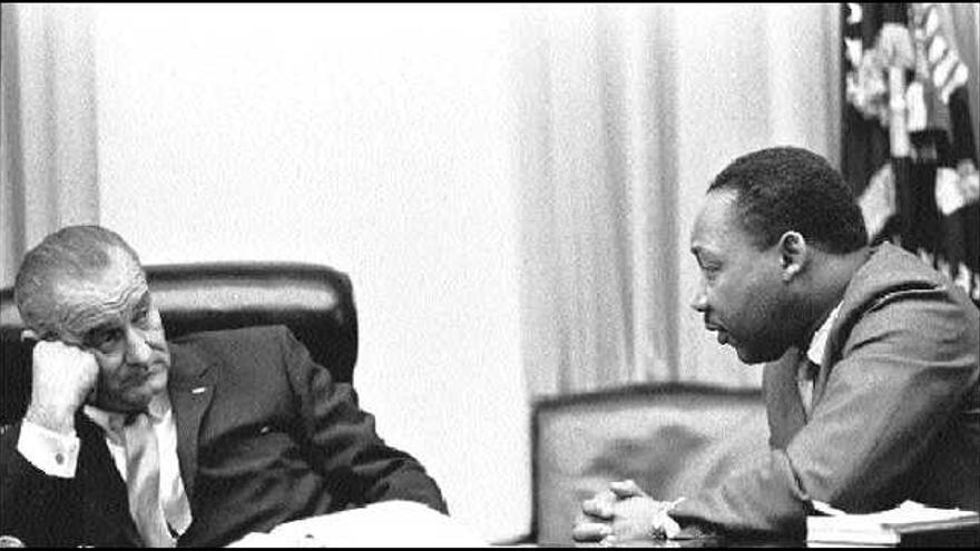 Martin Luther King, entrevistándose en la Casa Blanca con el presidente Johnson, el 18 de marzo de 1966.