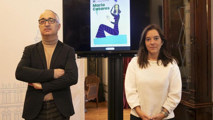 La alcaldesa, Inés Rey, junto al coordinador del programa de actos, Xosé Aldea. | // LA OPINIÓN