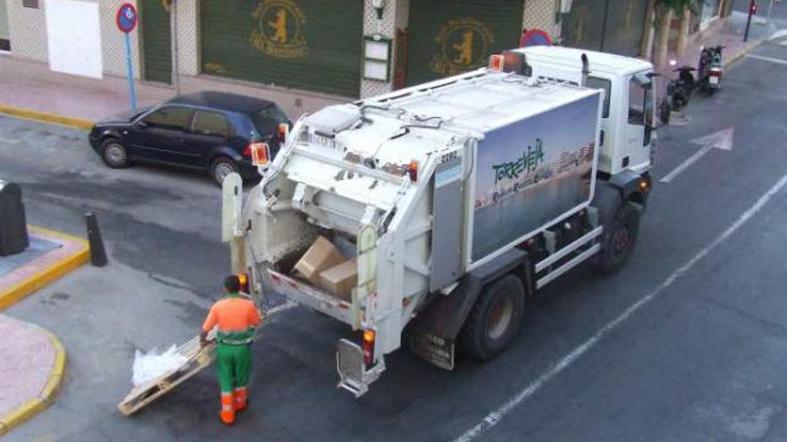 Imagen de la recogida de basura en las calles de Torrevieja.