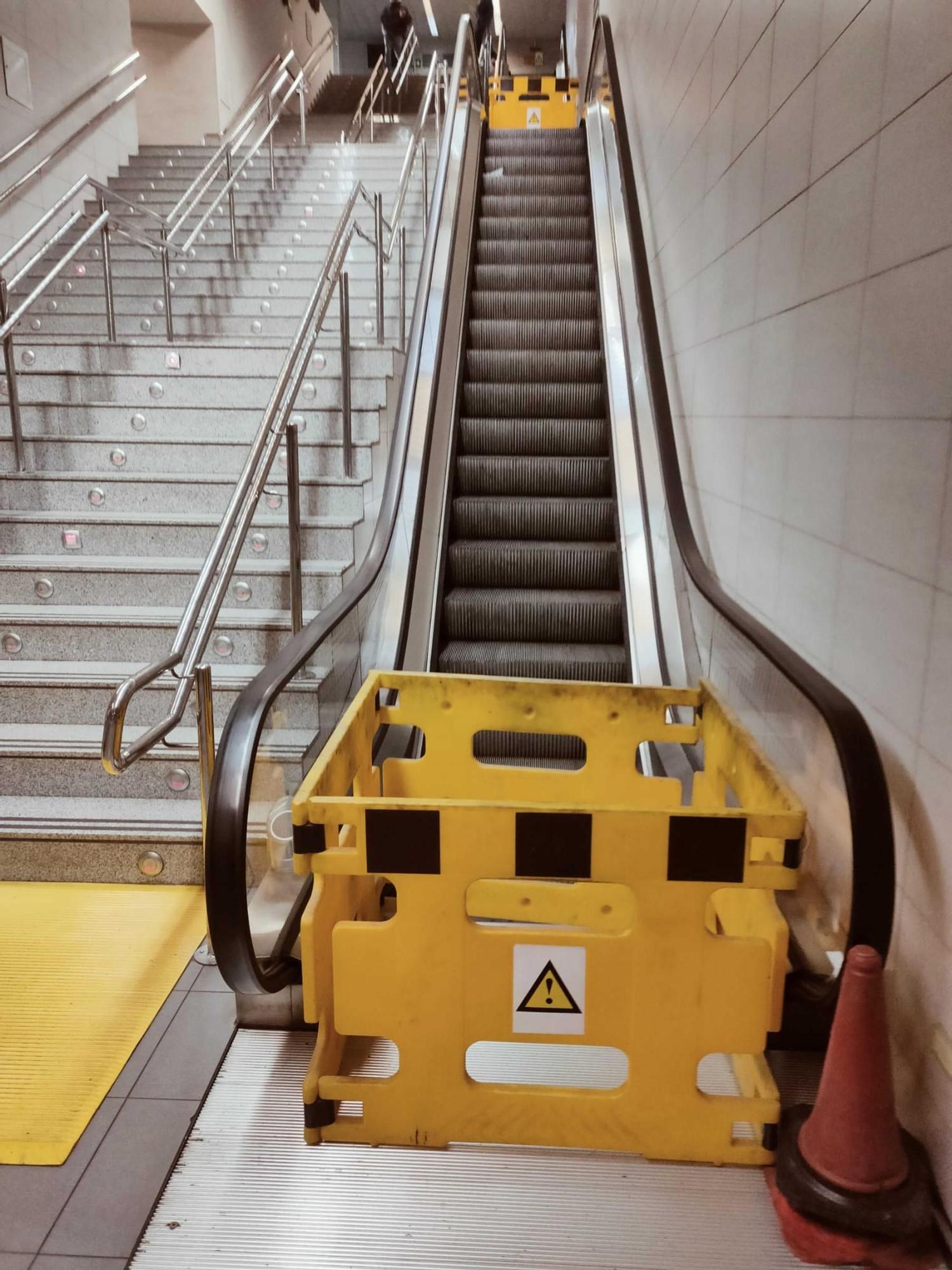 Tramo de escalera mecánica rota en la estación de tren de Elche Parque