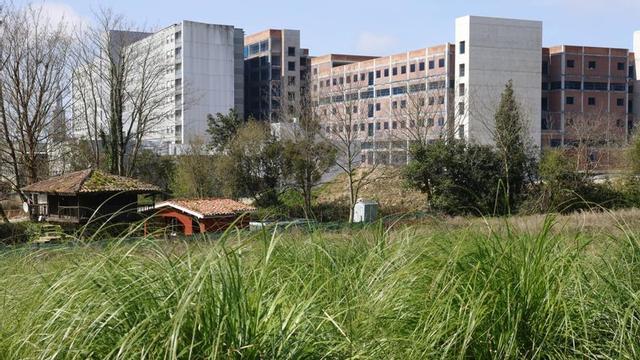 Una vista del hospital de Cabueñes con las obras de ampliación, que llevan meses paralizadas. | ÁNGEL GONZÁLEZ