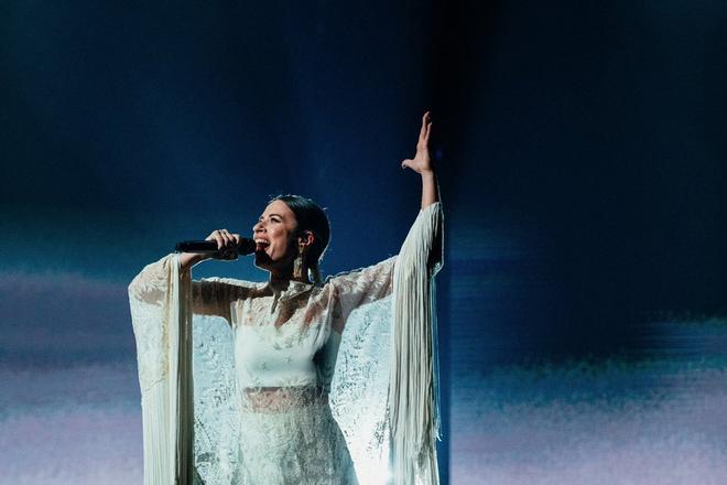 Blanca Paloma, con traje de novia de inspiración flamenca de Lucia Cano Novias, en el Festival da Cançao de Portugal