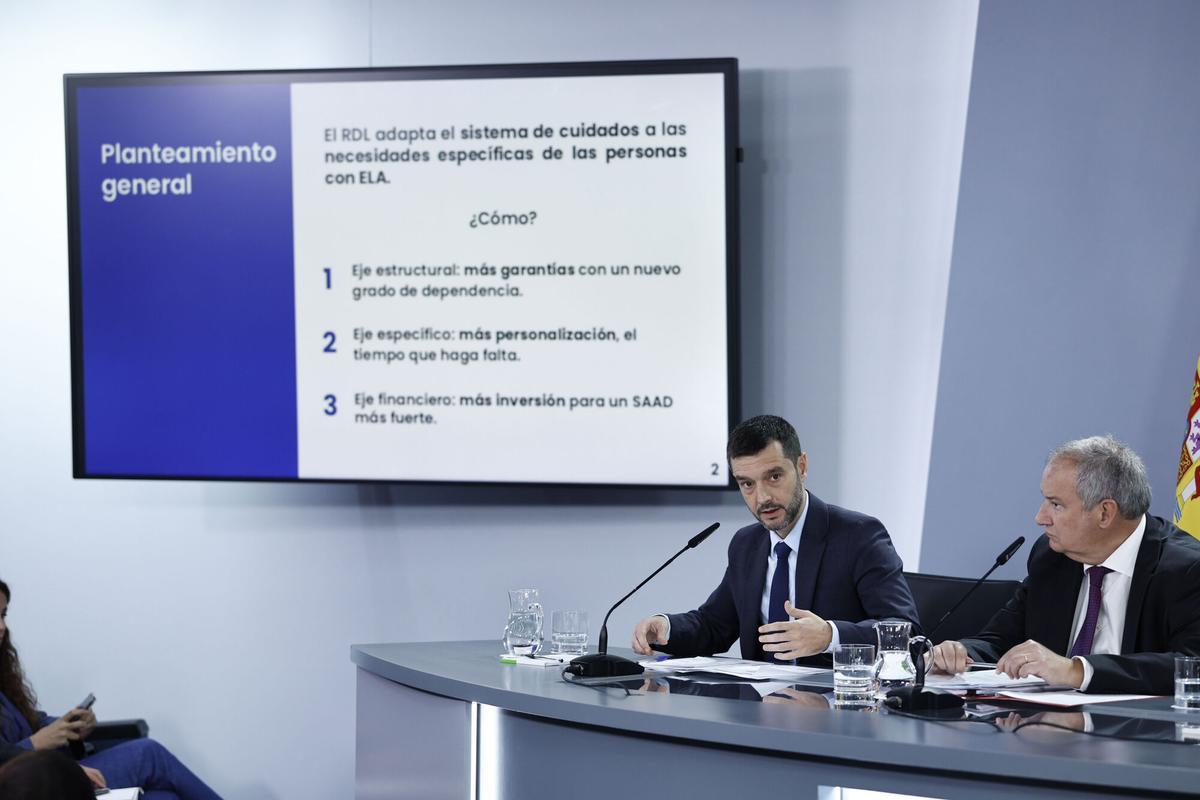 El ministro de Derechos Sociales, Consumo y Agenda 2030, Pablo Bustinduy, junto al ministro de Industria y Turismo, Jordi Hereu, este martes en rueda de prensa tras el Consejo de Ministros.