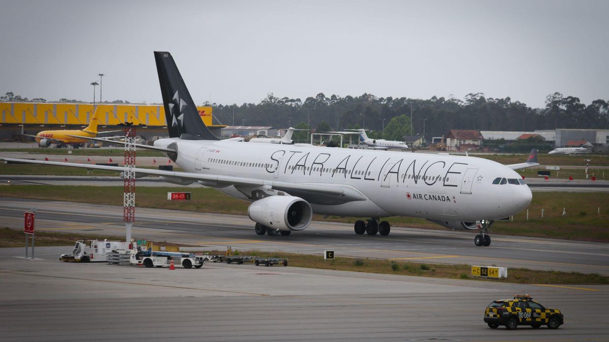 Avión del vuelo inaugural de Air Canada entre Oporto y Montreal a su llegada al aeropuerto de Francisco Sá Carneiro