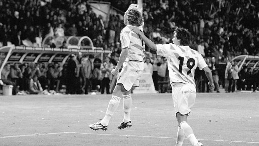 El &quot;Chino&quot; Losada celebra el tercer gol junto al céltico Jonathan Vila