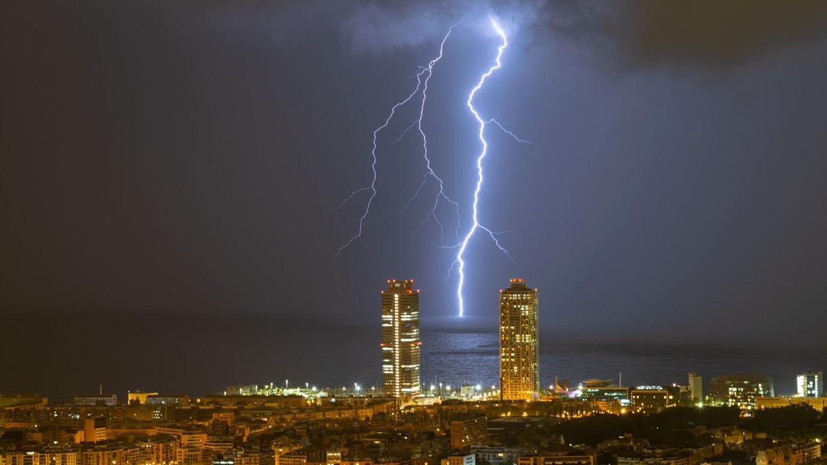 Rayos sobre el litoral de Barcelona.