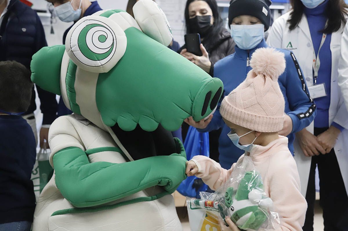 La visita del Córdoba CF al Hospital Reina Sofía en imágenes