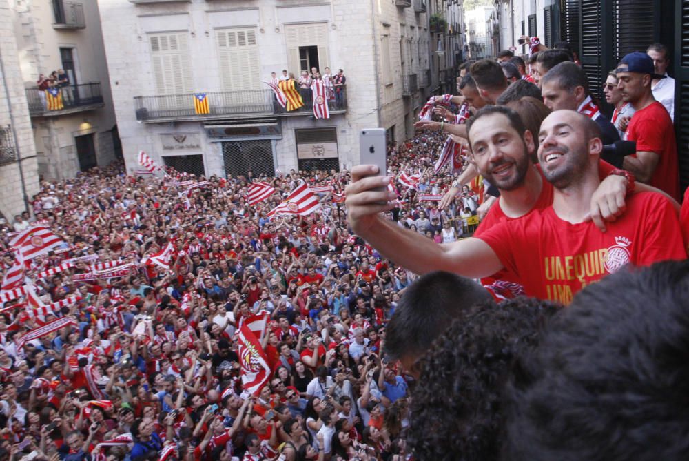 Parlaments dels jugadors del Girona al balcó de l'ajuntament