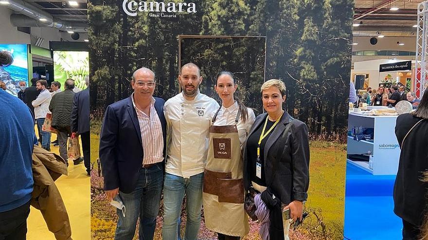 De Izquierda a la derecha, el edil Domingo González, el chef Airán Vega, Nati Bordón y la alcaldesa Ana Hernández, en Madrid.