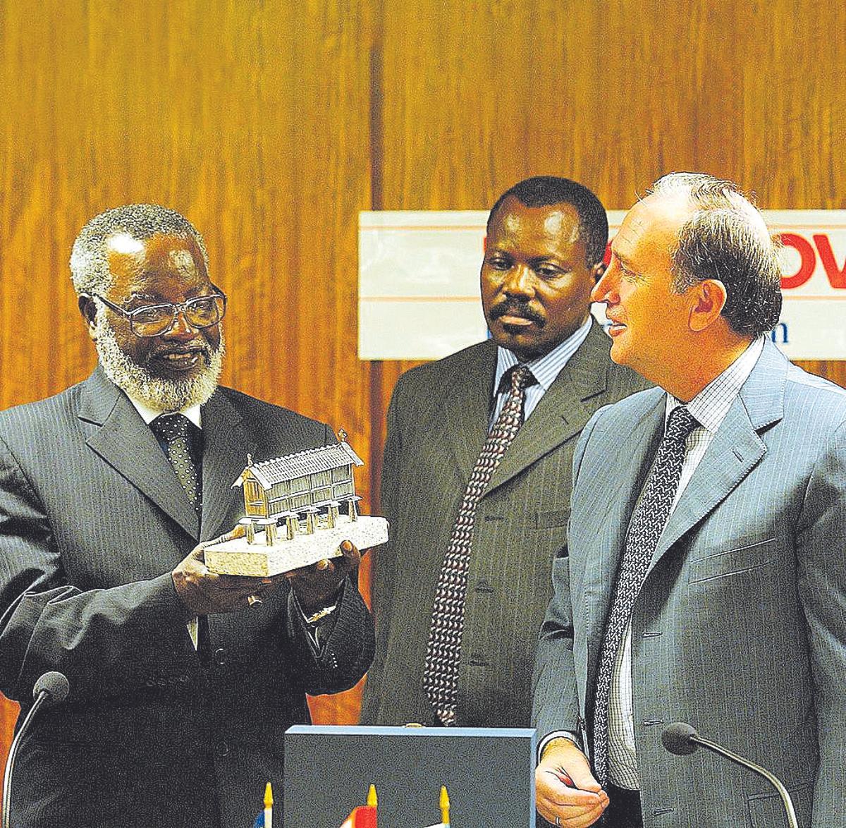 Sam Nujoma, con el expresidente de Pescanova Manuel Fernández de Sousa, en la sede de la compañía en 2003.