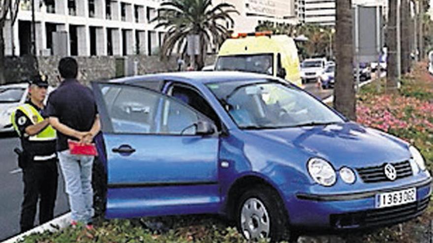 El coche, en la mediana.