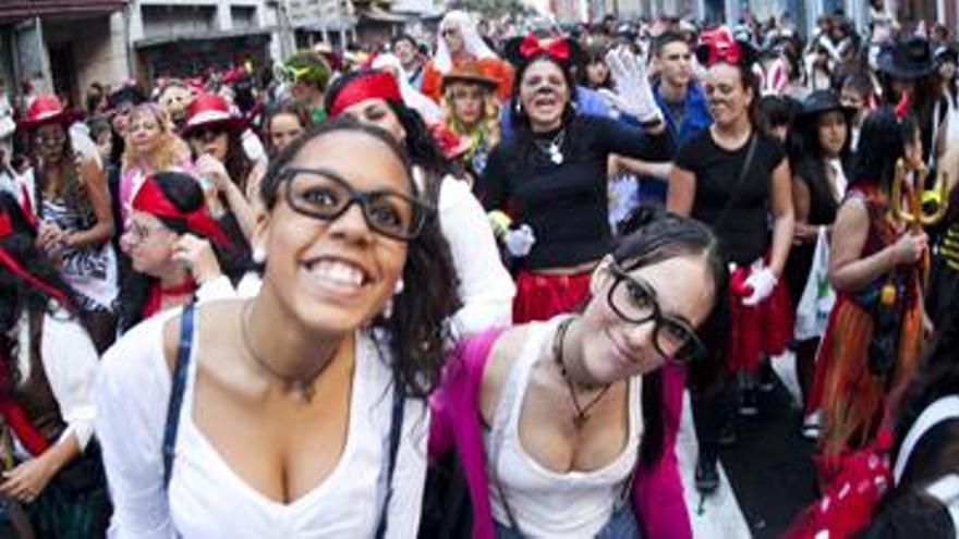 Grupos de mascaritas durante la Gran Cabalgata del Carnaval  del pasado cinco de marzo. i JOSÉ  CARLOS GUERRA