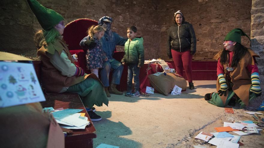 Un miler d’infants visiten el campament reial de Sant Joan per entregar les seves cartes
