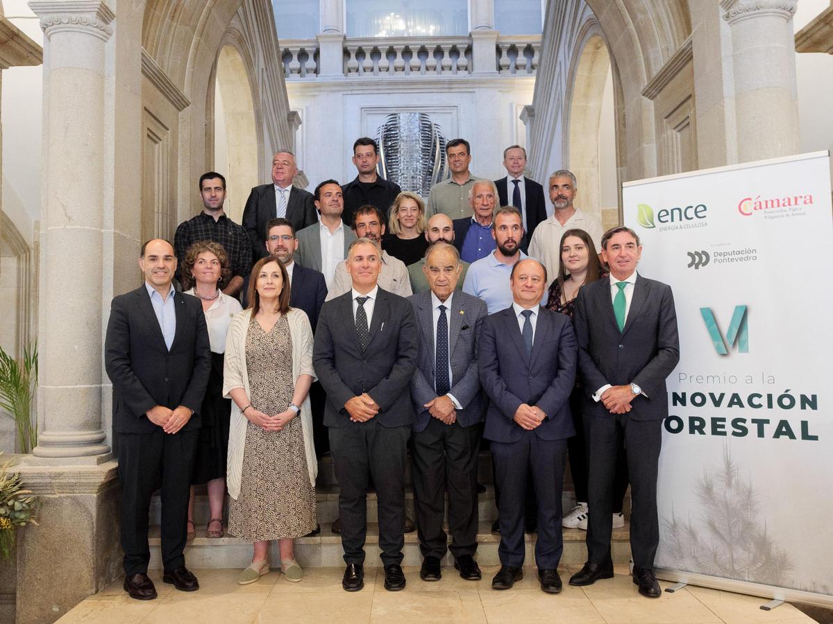 Fotografía de familia de premiados y autoridades.