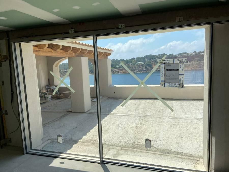 Las obras consisten en una mansión con dos anexos, piscina y escaleras hasta el mar, todo ello sin licencia