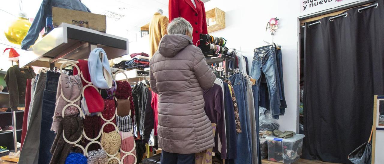 Electrodomésticos en una tienda de segunda mano de Alicante. | ALEX DOMÍNGUEZ