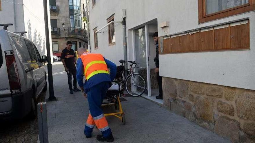 Momento en que es evacuada la mujer. // Noé Parga