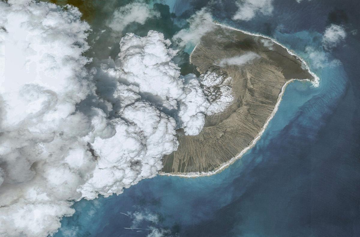 El tsunami generado por el volcán Tonga causó una ola de 90 metros de altura