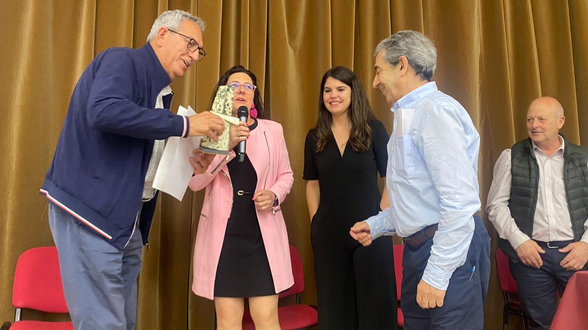 Por la izquierda, José González, Carmen Pérez, Raquel Ruiz, Prudencio Montes y Antonio Ruenes, ayer, con el galardón.
