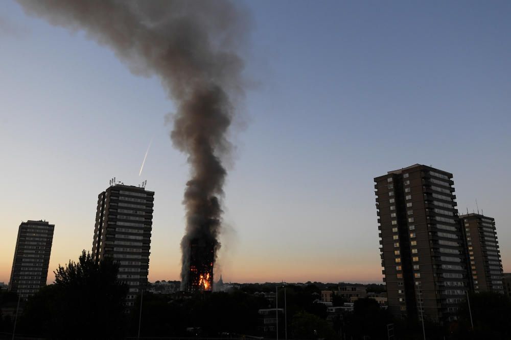 Incendio en un edificio de 24 plantas en Londres