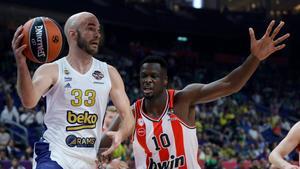 Nick Calathes, ante Moustapha Fall en el partido por el tercer puesto