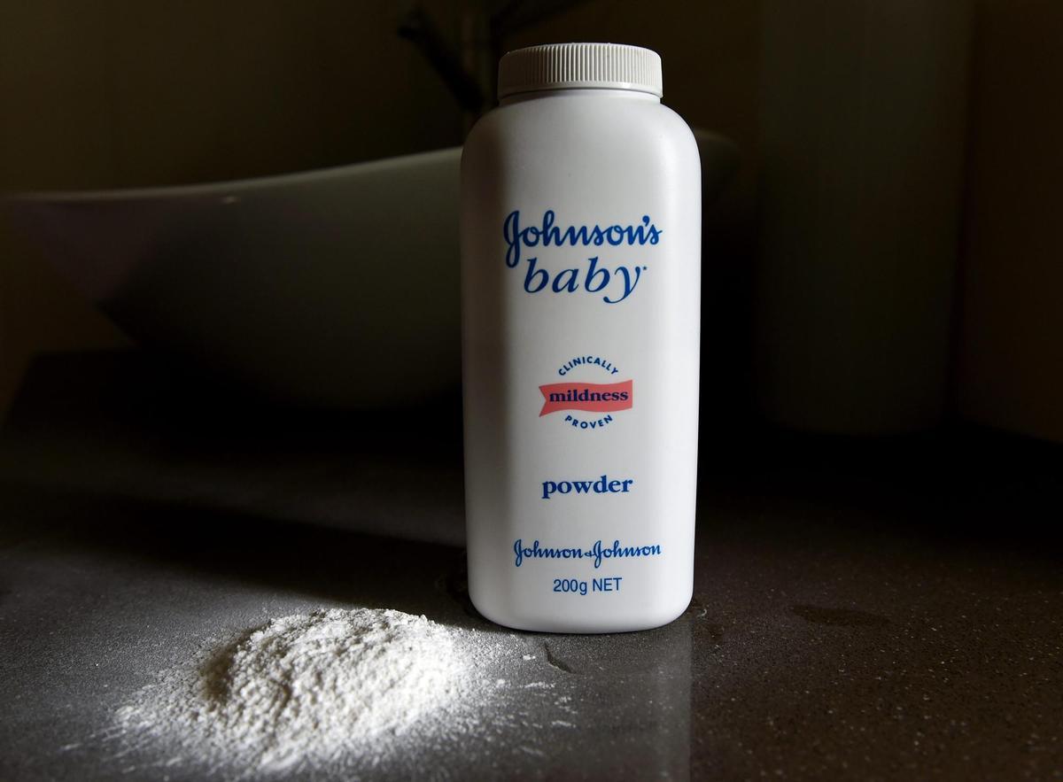 Fotografía de un envase de talco para bebés Johnson producido por la compañía multinacional Johnson & Johnson, en una fotografía de archivo. EFE/DAN PELED