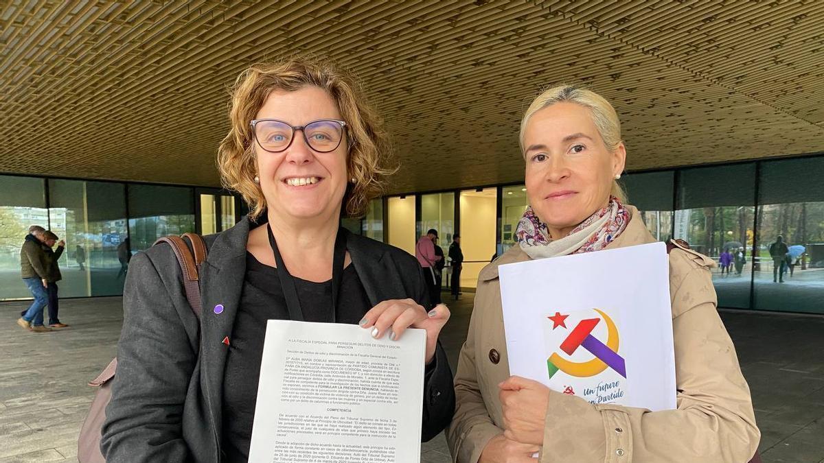 Alba Doblas y Sacri Pozo, a las puertas de la Ciudad de la Justicia de Córdoba.