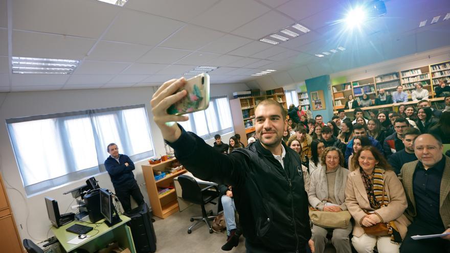 Así fue la visita del astronauta Pablo Álvarez al Instituto Santa Cristina de Lena