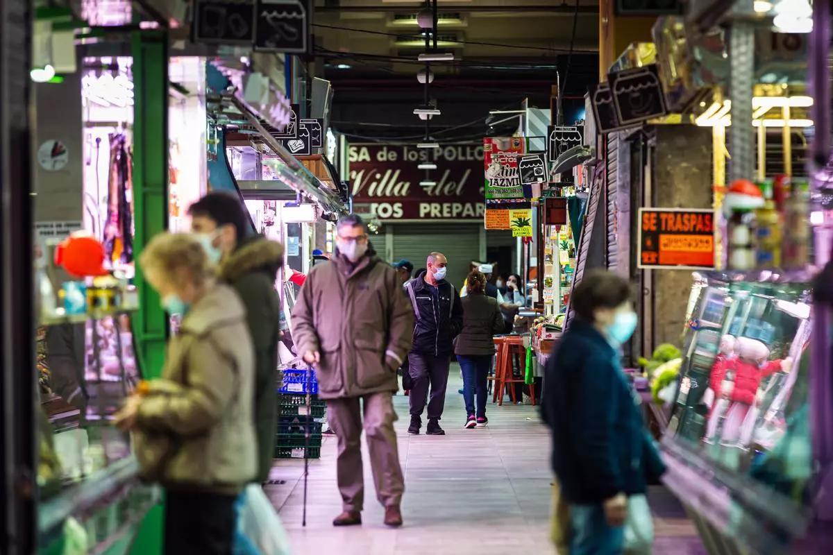 Los clientes observan los puestos del Mercado de Maravillas de Madrid