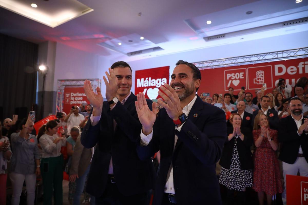 Pedro Sánchez y Dani Pérez, ayer en el acto del PSOE celebrado en la capital malagueña. | ÁLEX ZEA